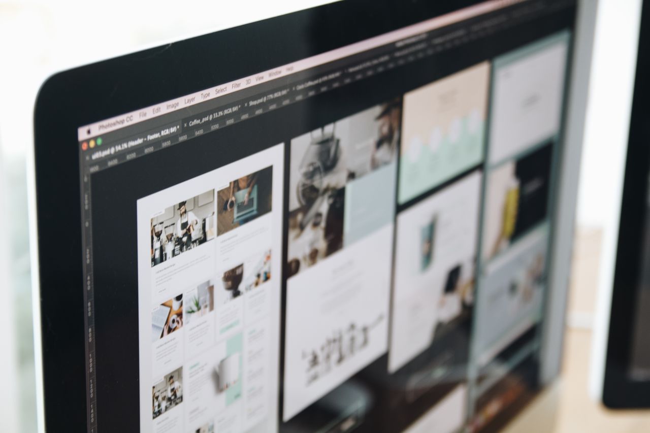 Un écran d'ordinateur contemporain présentant un projet de conception web, mettant en valeur des visuels créatifs dans un espace de travail.